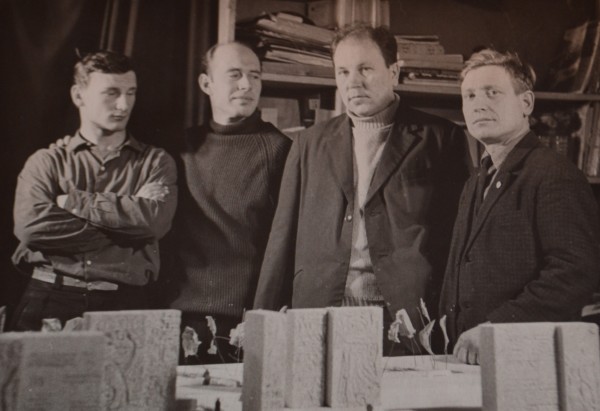 Коллектив проектровщиков у макета монументального комплекса. 1966.JPG